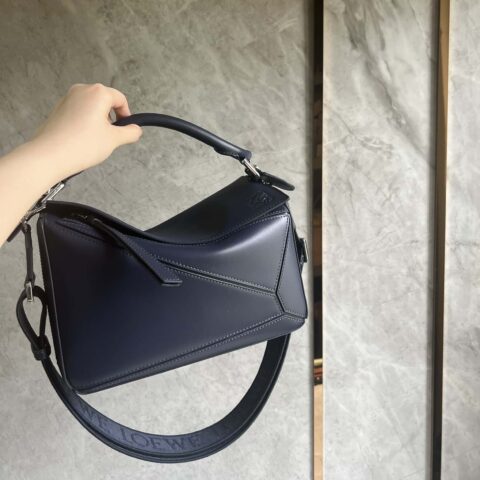 LOEWE 缎面牛皮➕Anagram刺绣肩带几何包 0189蓝色24CM