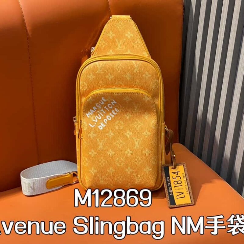 【原单精品】M12869黄色(丝印) 男包胸包系列 Avenue Slingbag NM手袋