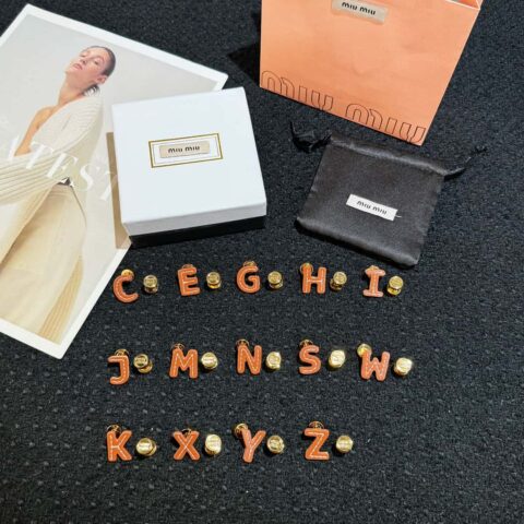 ❗️新品❗️(一对)MIU MIU缪缪不对称皮革字母耳钉耳环