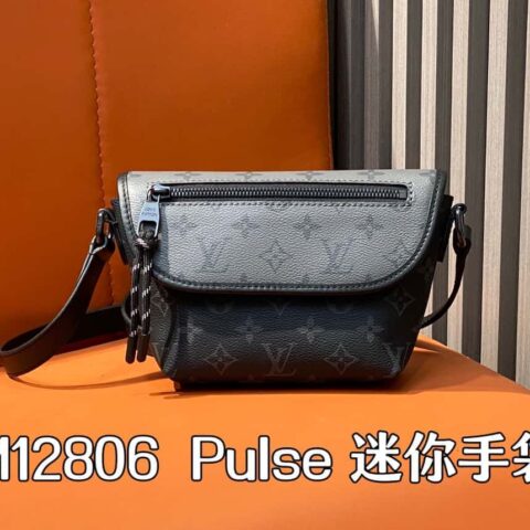 【原单精品】M12806黑花/银花 男包邮差包系列  Pulse 迷你手袋