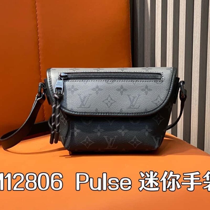 【原单精品】M12806黑花/银花 男包邮差包系列  Pulse 迷你手袋
