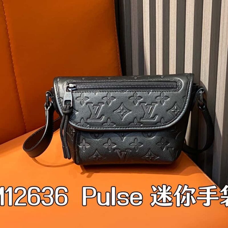 【原单精品】M12636黑色全皮 男包邮差包系列 Pulse 迷你手袋