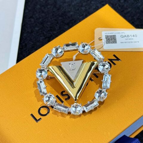 ❗️新品❗️ ☀Louis Vuitton 路易威登V字母胸针 ☀