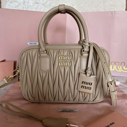5BB124:MiuMiu新品too pretty保龄球手袋 奶茶色 Arcadie Matelassé软羊革手袋