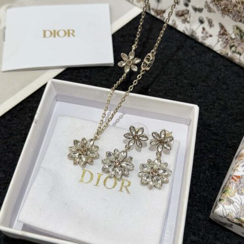 ❗️新品❗️ ☀️新款☑️ DIOR雪花❄️小雏菊项链耳钉耳环 ☀️