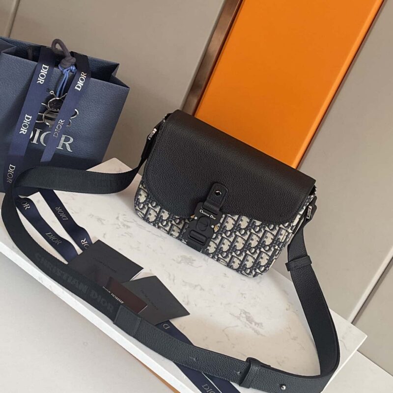 迪奥(顶级原单)Dior马鞍信使包是本季新品肩背包 编号:93362全皮(蓝布)