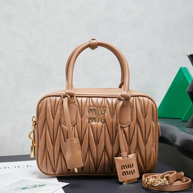 大号焦糖5BB124：MiuMiu新品too pretty保龄球手袋