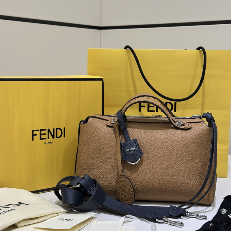 FENDI 新品拼色可双面使用By The Way Selleria手袋 款号：8706