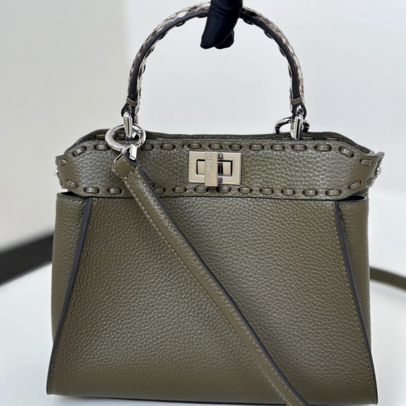 FENDI 简约大气款peekaboo 款号8615