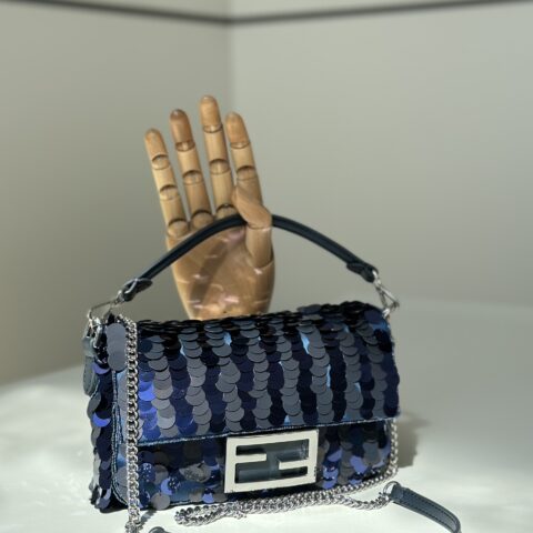FENDI 迷你版法棍🥖外形皆以珠片修饰 款号:8601AS宝蓝