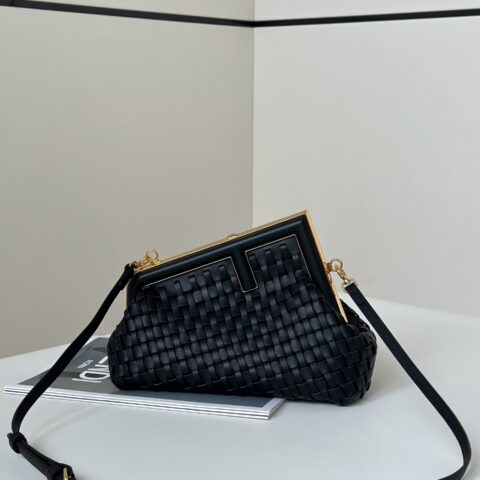 FENDI first系列以F为字母作为设计亮点 款号80103
