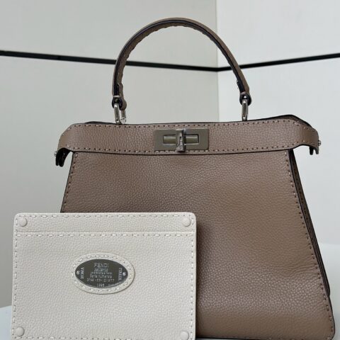FENDI 最新𝐏𝐄𝐄𝐊𝐀𝐁𝐎𝐎中号手袋 款号80012L