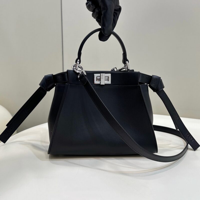 FENDI 𝐏𝐞𝐞𝐤𝐚𝐛𝐨𝐨 经典款  款号8617黑色