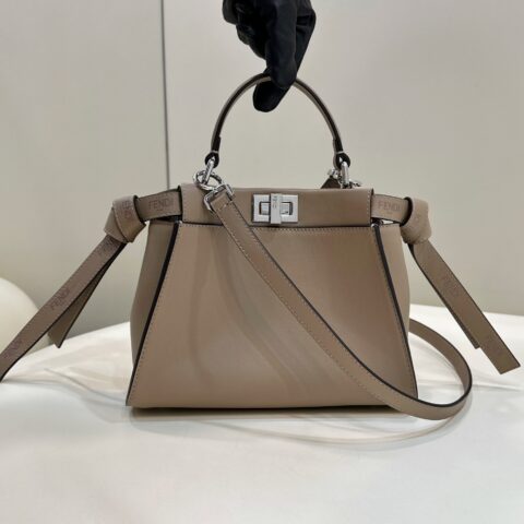 FENDI 𝐏𝐞𝐞𝐤𝐚𝐛𝐨𝐨 经典款 款号8617 鸽灰色