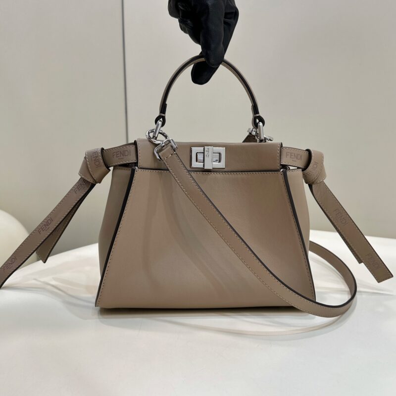 FENDI 𝐏𝐞𝐞𝐤𝐚𝐛𝐨𝐨 经典款 款号8617 鸽灰色