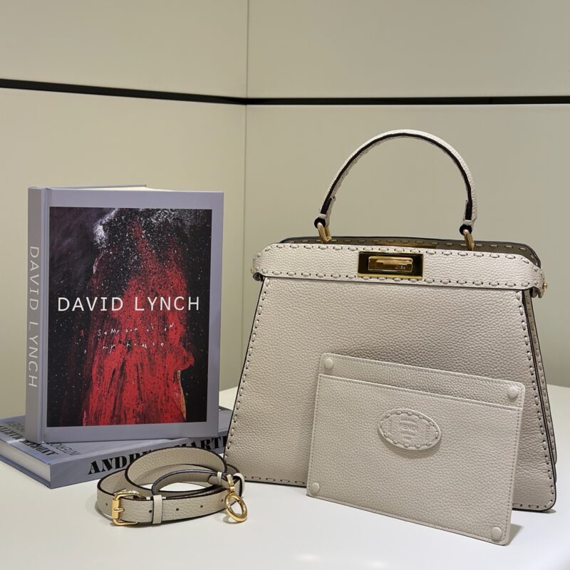 FENDI  最新𝐏𝐄𝐄𝐊𝐀𝐁𝐎𝐎中号手袋 款号80133