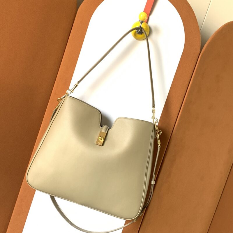 CELINE  Camille 16 Soft 包款采用光滑小牛皮 款号：119563