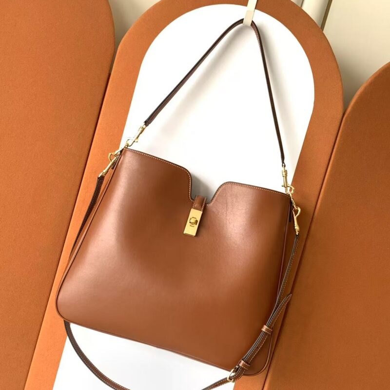 CELINE Camille 16 Soft 包款采用光滑小牛皮 款号：119563