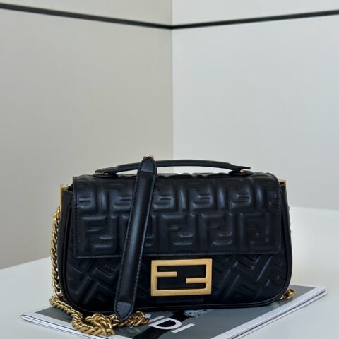 FENDI  经典的浮雕𝐛𝐚𝐠𝐮𝐞𝐭𝐭𝐞   款号8533克