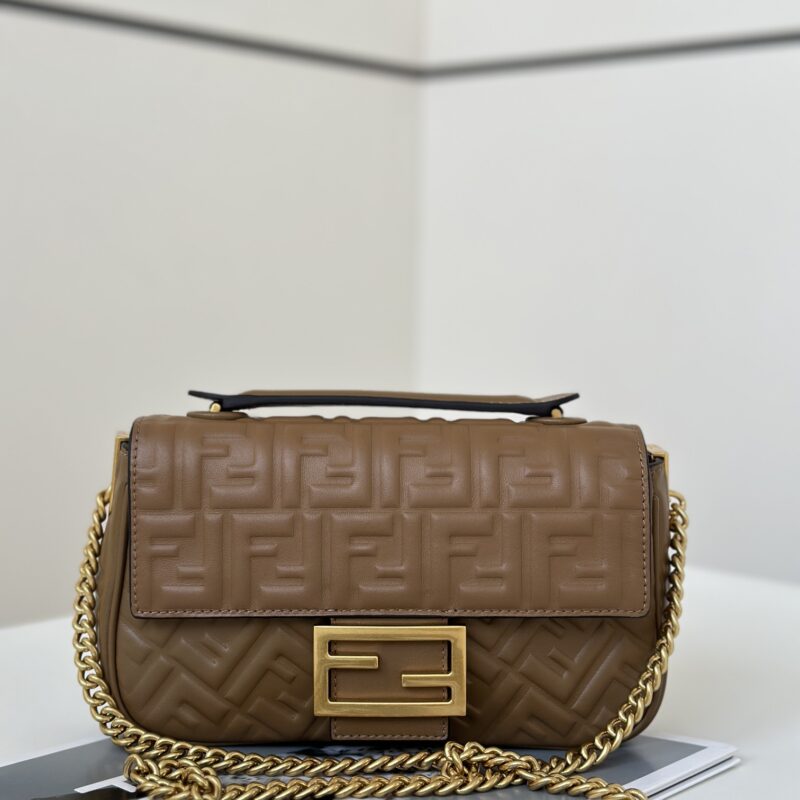 FENDI  经典的浮雕𝐛𝐚𝐠𝐮𝐞𝐭𝐭𝐞  款号8533棕