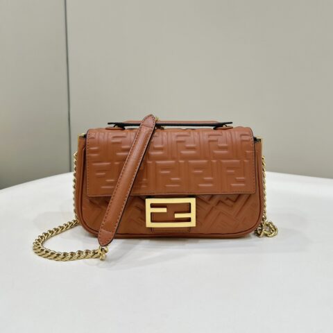 FENDI 经典的浮雕𝐛𝐚𝐠𝐮𝐞𝐭𝐭𝐞 款号8533