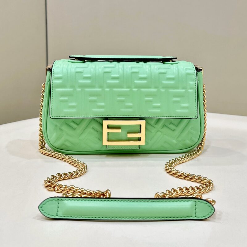 FENDI  经典的浮雕𝐛𝐚𝐠𝐮𝐞𝐭𝐭𝐞  款号8533青绿