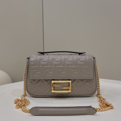 FENDI 经典的浮雕𝐛𝐚𝐠𝐮𝐞𝐭𝐭𝐞 款号8533灰