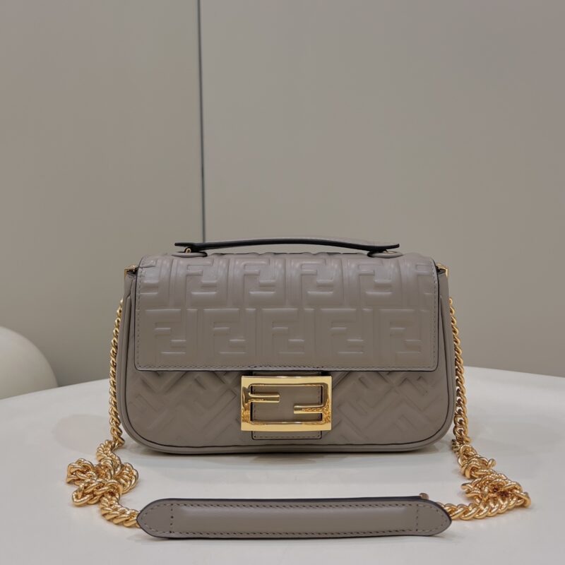 FENDI 经典的浮雕𝐛𝐚𝐠𝐮𝐞𝐭𝐭𝐞 款号8533灰