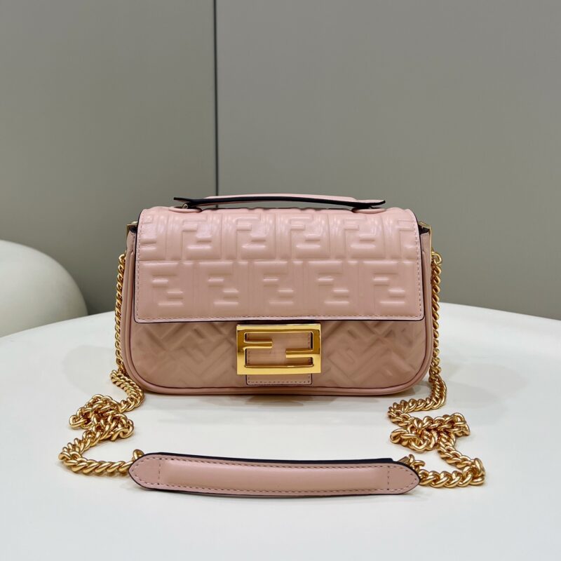 FENDI  经典的浮雕𝐛𝐚𝐠𝐮𝐞𝐭𝐭𝐞  款号8533粉