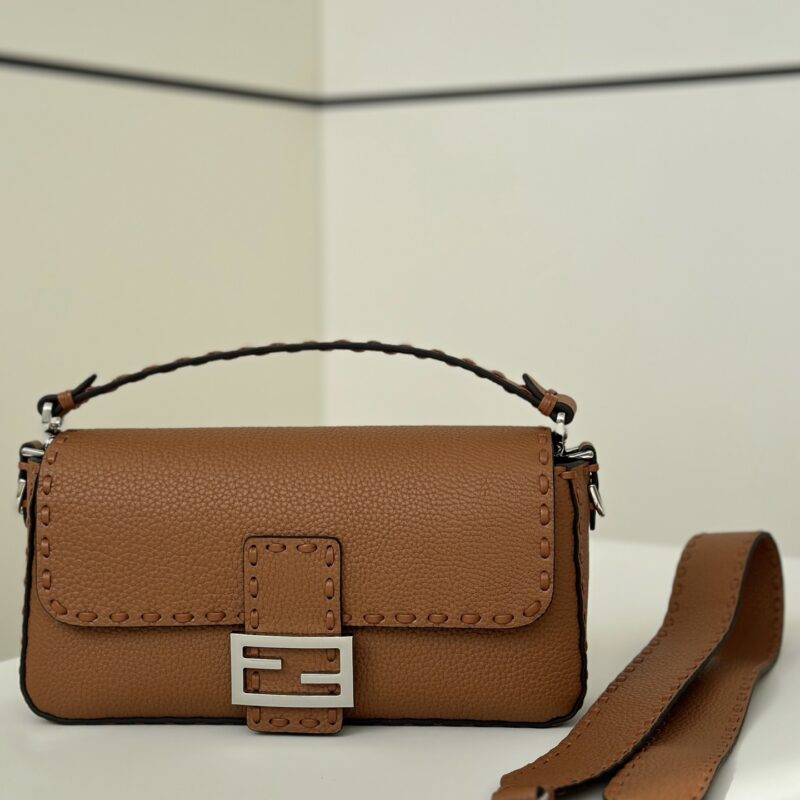 FENDI  手缝法棍家族新成员 款号: 8610