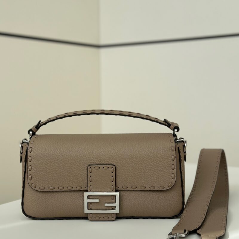 FENDI 手缝法棍家族新成员 款号: 8610