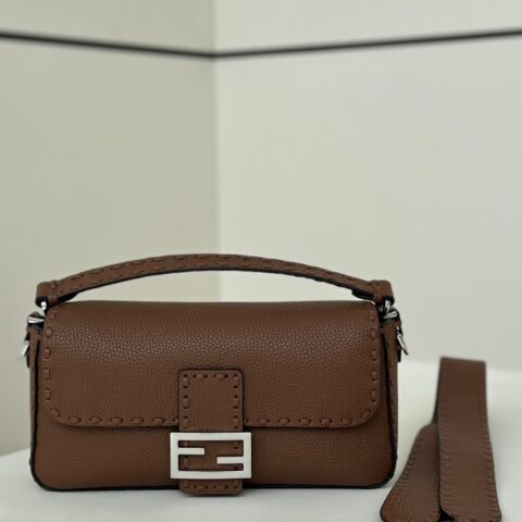 FENDI 手缝法棍家族新成员 款号: 8610