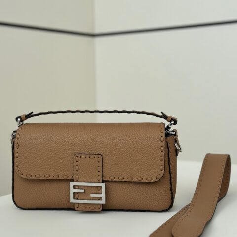 FENDI 手缝法棍家族新成员 款号: 8610杏