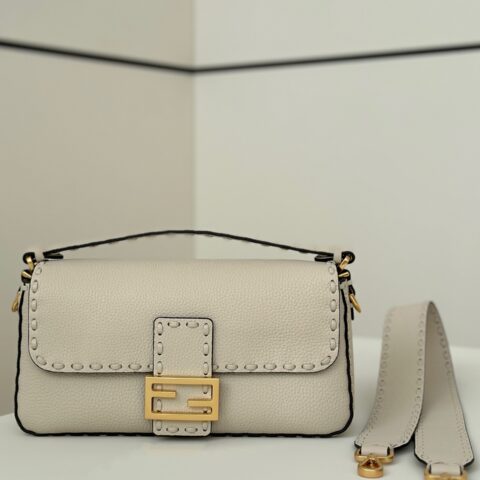 FENDI 手缝法棍家族新成员 款号: 8610