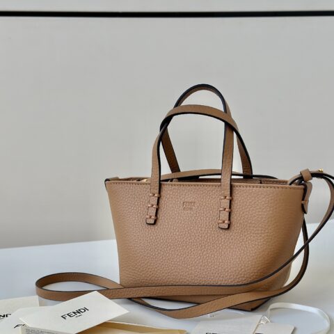 FENDI 新品mini Roll 独家定制小牛皮搭配经典老花logo内里 款号 8655C