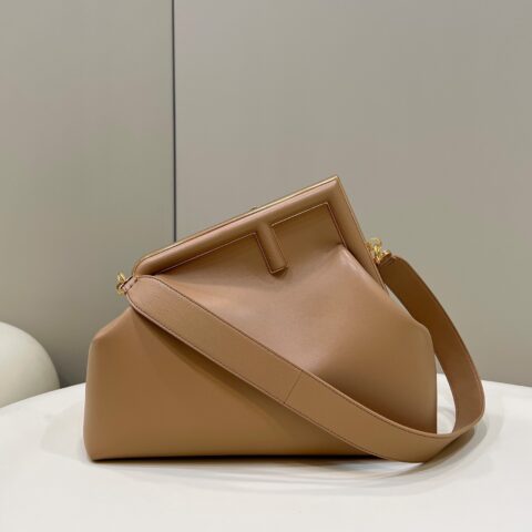 FENDI  first系列以F为字母作为设计亮点  款号80018L