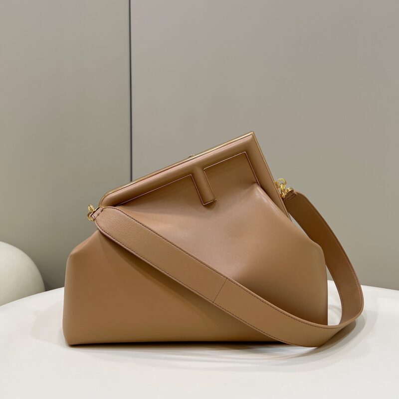 FENDI  first系列以F为字母作为设计亮点  款号80018L