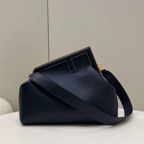 FENDI first系列以F为字母作为设计亮点  款号80018L克