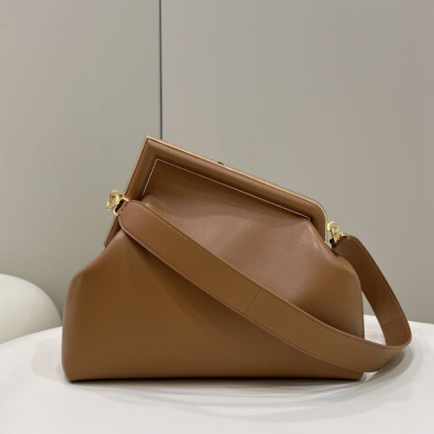 FENDI  first系列以F为字母作为设计亮点  款号80018L土黄