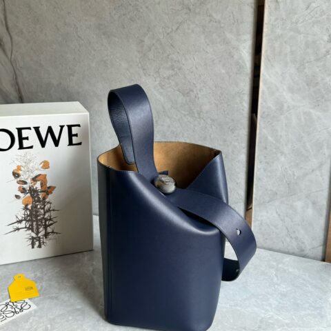 LOEWE 最新𝑷𝒆𝒃𝒃𝒍𝒆水桶包  0703