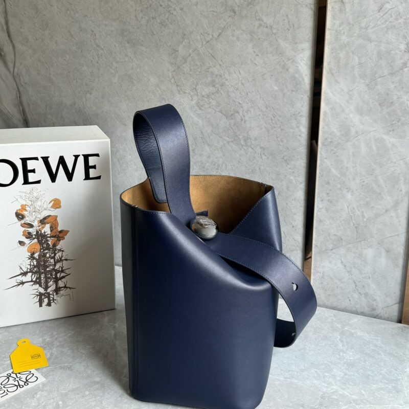LOEWE 最新𝑷𝒆𝒃𝒃𝒍𝒆水桶包  0703