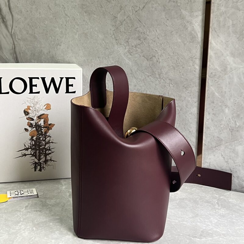 LOEWE  最新𝑷𝒆𝒃𝒃𝒍𝒆水桶包  0703