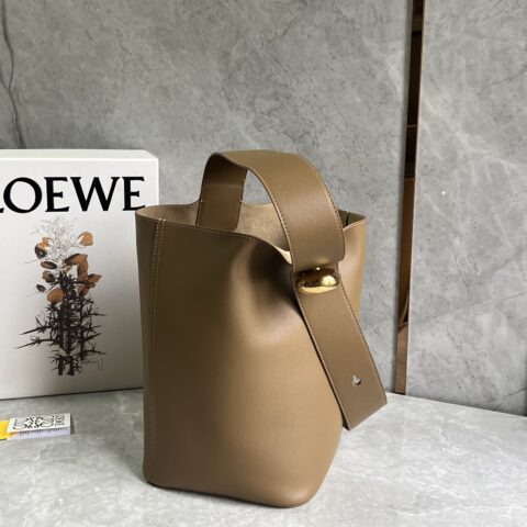 LOEWE 最新𝑷𝒆𝒃𝒃𝒍𝒆水桶包 0703