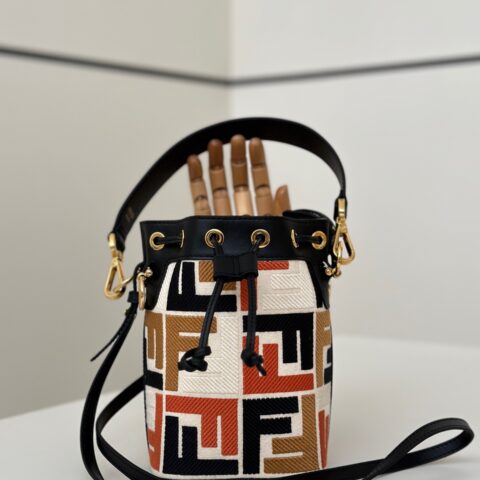 FENDI  迷你水桶包  款号：038