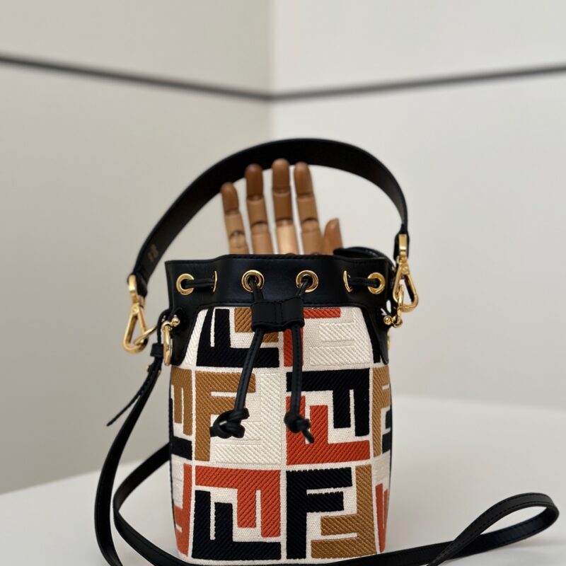 FENDI  迷你水桶包  款号：038
