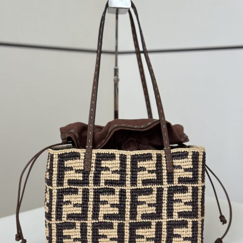 FENDI 万众瞩目的新品Roll拉菲草购物袋  款号8659s