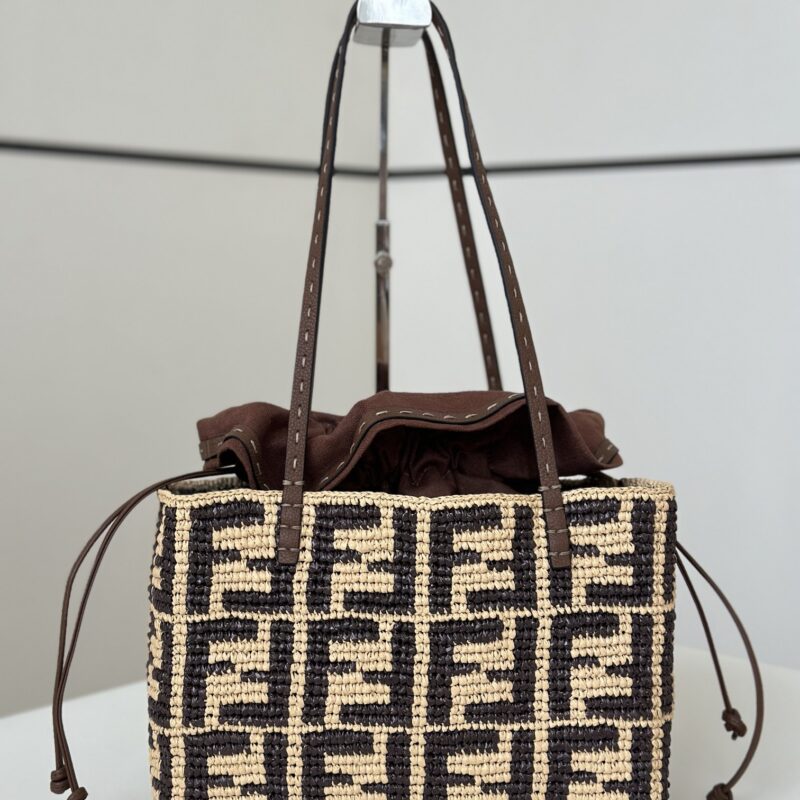 FENDI 万众瞩目的新品Roll拉菲草购物袋  款号8659s