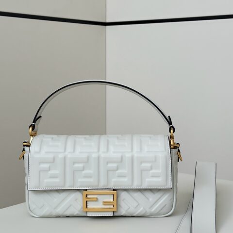 FENDI 出街少不了的Baguette  款号0135M乳白