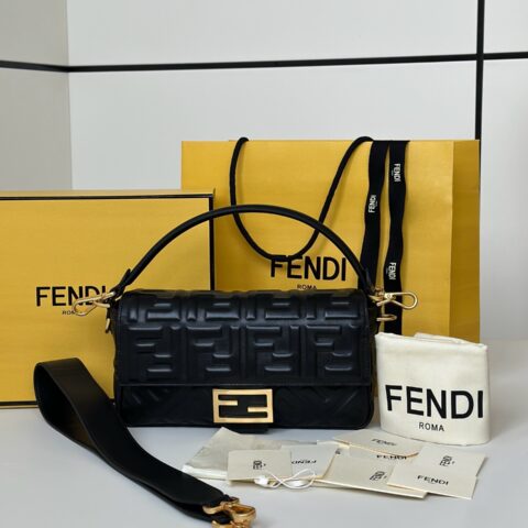 FENDI 出街少不了的Baguette 款号0135AM