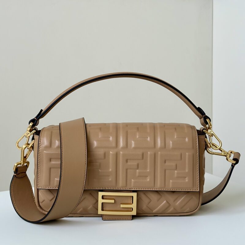 FENDI  出街少不了的Baguette  款号0135M
